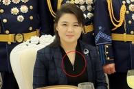  북한 리설주, ICBM ‘화성-17형’ 목걸이 착용 눈길