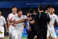 “축구에 대한 모욕” 북한, 축구8강 탈락 뒤 심판 밀치고 위협