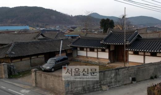 강증산의 종통을 이은 보천교가 성했던 정읍 대흥마을. 일제시기 이곳에서 독립운동을 도왔던 교주와 신도들이 탄압을 받아 와해되었으며 지금은 옛 건물 7채만 남아 있다.
