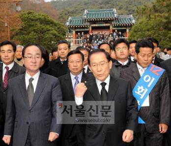 [李·昌·鄭 ‘BBK발표’ 이후 유세대결 재점화] 昌, 수세에 장고 거듭… “사퇴는 없다”