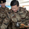이번엔 군부대 식판 식사 시진핑 親서민 행보 가속