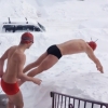 폭설로 쌓인 눈밭에서 수영하는 남성들 포착