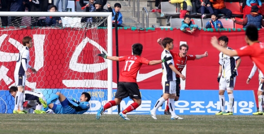 [프로축구] 종료 직전 결승골… ‘할배매치’서 웃은 경남