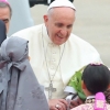 [프란치스코 교황 방한] 박대통령 “비엔베니도 아코레아”… 교황, 새터민·이주노동자와 일일이 악수
