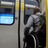 휠체어 타고 지하철과 전력질주 대결한 남성…결과는?