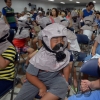 민방공 대피훈련서 방독면 사용법 배우는 아이들