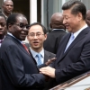 아프리카 패권 거점 삼는 시진핑… 독재자 무가베에 “우린 친구”
