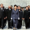 현충원 들어서는 박근혜 대통령과 유가족들