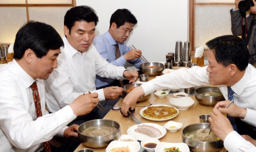 2野 “규제프리존특별법 공감은 하지만…” 동상삼몽 ‘냉면 회동’