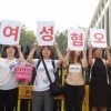 “여성혐오가 죽였다” 20대 여성들, 강남역 ‘묻지마 살인’ 항의 퍼포먼스