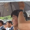 [서울포토] 우산 경호받고 식장 나서는 안철수 대표