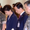 [서울포토] 전군 주요지휘관 오찬서 묵념하는 박대통령