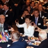 [서울포토] ‘다함께 건배!’…박대통령, 국군 및 UN군 참전유공자 위로연 참석