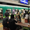 오사카의 지하철 플랫폼과 열차가 ‘술집’이 된 사연