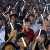 [서울포토] 박대통령 “LED 봉으로 응원해 보아요”