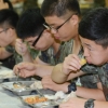 “한국군처럼 간부-사병 식당 나눠 따로 먹는 나라 없다”