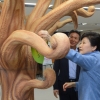 [서울포토] 국민행복나무에 행복카드 걸고 있는 박대통령