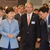 [서울포토] 서민금융진흥원 출범식 참석자들과 인사 나누는 박대통령