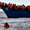 ‘빨리 도와주세요’… 구조 기다리는 지중해 난민들