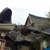 경주 지진 피해 한옥에 함석 지붕과 시멘트 지붕, ‘짝둥 한옥’으로 전락, 왜?