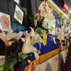 꽃스티커 이어 생화 등장…경찰 차벽 곳곳에 ‘살아있는 꽃’