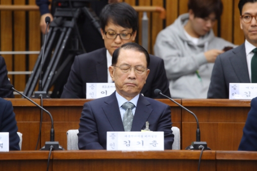 [서울포토] 깊은 고민에 빠진 청문회장의 김기춘