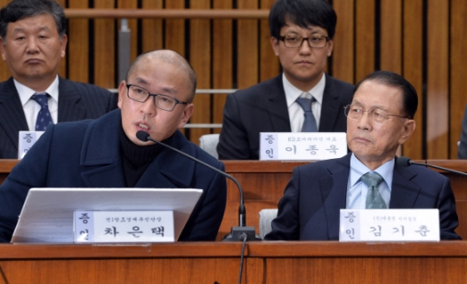 [서울포토] 최순실 국정농단 청문회…답변하는 차은택 지켜보는 김기춘