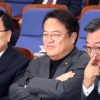 [서울포토]새누리당 새 원내대표 친박계가...미소짓는 이정현