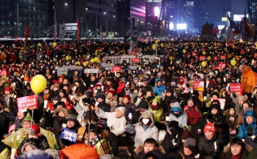 “박근혜 대통령 탄핵, 재벌총수 구속”…눈＋강추위 속 ‘주말 촛불집회’