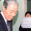 [서울포토] 이경재 변호사 향해 항의하는 시민…“민주주의 입에 올리지마”