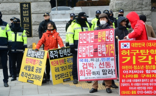 헌재로 옮겨붙은 촛불·맞불 독하게 타오른다