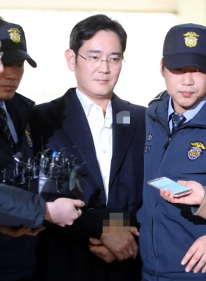 이재용 부회장 구속 후 첫 소환…잔뜩 굳은 얼굴에 ‘침묵’