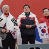 [서울포토] 태극기 집회 참석한 자유한국당 의원들과 서석구 변호사