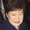박근혜 전 대통령, 삼성동 사저 도착…차에서 내린 모습 보니