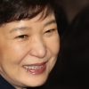 ‘박근혜 탄핵 2년’ 민주 “사면론, 국민 우롱”…한국당은 ‘침묵’