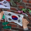 [포토] 박 前 대통령 사저 담벼락에 태극기 붙이는 지지자