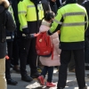 [서울포토] 박 전 대통령 사저 앞 지나는 초등생 ‘힘겨운 하교길’
