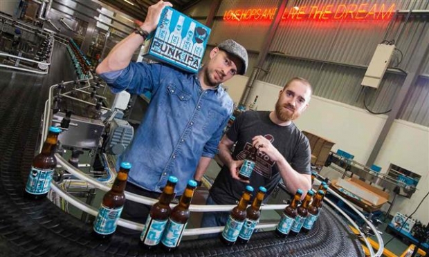 스코틀랜드 크래프트 맥주 회사 ‘브루독’(Brewdog) 창업자 제임스 와트(왼쪽)와 마틴 디키가 에버딘 북쪽의 엘런에 있는 브루독 공장에서 ‘펑크IPA’를 들고 포즈를 취하고 있다. 자본금 3만 파운드(약 4200만원)로 2007년 세운 브루독은 10년 만에 회사 가치 10억 파운드(약 1조 4000억원)가 넘는 글로벌 맥주기업으로 성장했다. 가디언 캡처