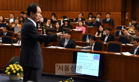 21일 국회 헌정기념관에서 열린, 서울신문이 후원하고 미래융합교육학회가 주최한 ‘4차 산업혁명 시대, 교육의 미래를 묻는다’ 토론회에서 이광형 한국과학기술원 교수가 주제발표를 하고 있다. 도준석 기자 pado@seoul.co.kr