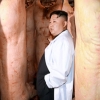 ‘돼지가 돼지에게’…北 김정은, 돼지공장 시찰 만족감