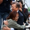 국민의당·한국당 “文 모태솔로 프리허그, 성희롱·여성비하”