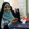 [포토] 활짝 웃으며 투표하고 있는 이란 여성