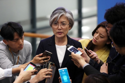 강경화 외교부장관 후보자 “대북 인도적 지원, 정치적 고려와 별도로 해야”