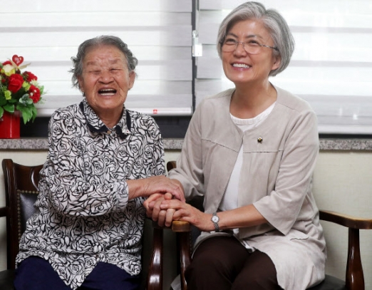 화기애애한 박옥선 할머니와 강경화 후보자 강경화(오른쪽) 외교장관 후보자가 2일 오전 경기 광주에 있는 나눔의집을 방문해 일본군 위안부 피해자인 박옥선 할머니와 웃으면서 이야기를 나누고 있다. 연합뉴스