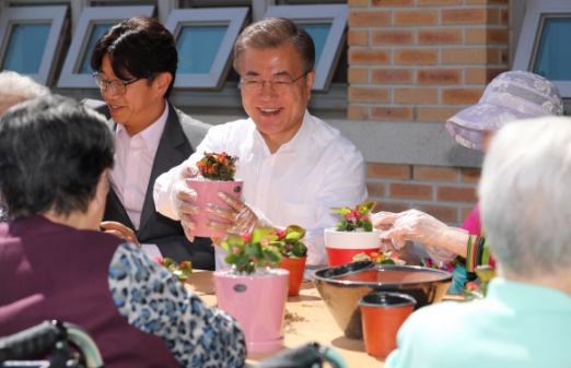 문재인 대통령이 2일 ‘치매, 이제 국가가 책임지겠습니다’ 행사를 위해 서울 강남구 세곡동 국민건강보험 서울요양원을 방문해 치매 어르신들과 함께 화분 만들기를 하고 있다. 문 대통령 왼쪽은 어머니가 치매를 앓고 있는 배우 박철민씨. 안주영 기자 jya@seoul.co.kr