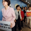 [서울포토] 한국당 여성 의원들, 안경환 법무부 장관후보자 사퇴 촉구
