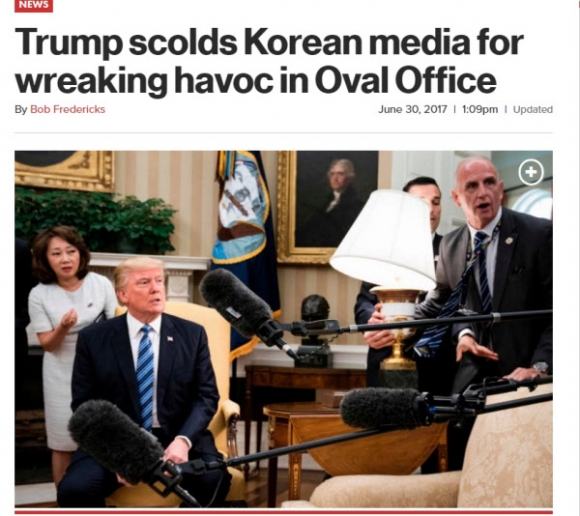 기자들 쳐다보는 트럼프 대통령 트럼프 대통령이 30일(현지시간) 집무실 테이블 위에 있는 램프가 흔들리자 한국 기자들 쪽을 바라보고 있다. 사진=뉴욕포스트 화면 캡처