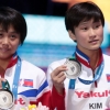 [포토] 세계수영선수권 ‘은메달’ 목에 건 북한 소녀들