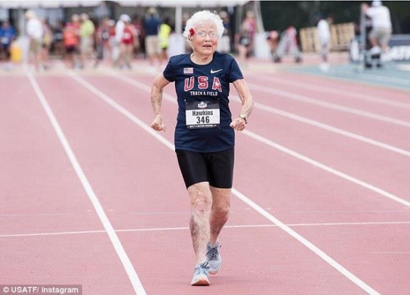 줄리아 호킨스라는 이름의 101세 할머니가 100m 달리기에서 40.12초를 기록, 100세 이상 부문에서 세계 신기록을 세웠다. USA트랙앤드필드(USATF) 인스타그램