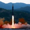 北, 동해상으로 향상된 ICBM급 미사일 발사…3700㎞ 치솟아